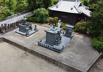 西上空から見た長福寺の永代供養塔
