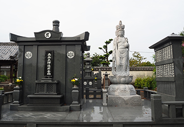 正面から見た長福寺の永代供養塔